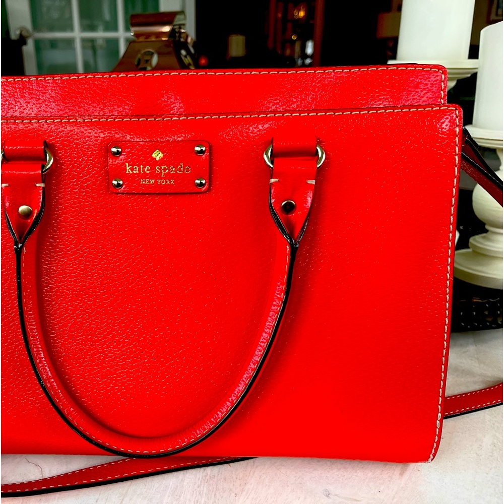 Beautiful bright orange Kate Spade purse. Very little use, no marks or wear.